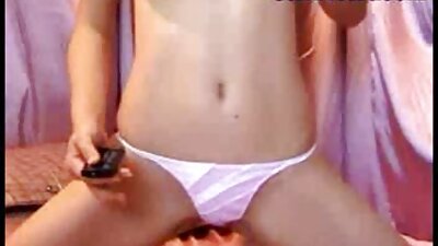 Žena rogonja šprica s velikim crnim kučem i analno zanesena